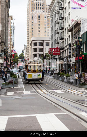 SAN FRANCISCO Ca. - 16. Juni: Passagiere Fahrt mit der Seilbahn vom 16. Juni 2015 in San Francisco. Es ist die beliebteste Art, um die Stadt von San zu erhalten Stockfoto