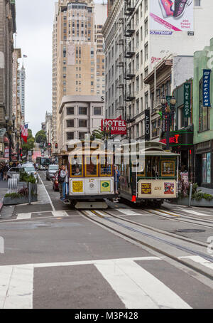 SAN FRANCISCO Ca. - 16. Juni: Passagiere Fahrt mit der Seilbahn vom 16. Juni 2015 in San Francisco. Es ist die beliebteste Art, um die Stadt von San zu erhalten Stockfoto