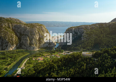 Omis Stadt am Fluss Cetina zwischen großen Felsengebirge, Dalmatien, Kroatien. Stockfoto