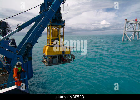 Eine Workclass ROV (Remotely Operated Vehicle) ist von einem Schiff in der Nähe der Bussard Plattform in der Nordsee eingesetzt. Juli 2005 19. Stockfoto