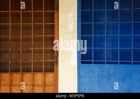 Blau und orange Tür-Gitter auf der Straße. Stockfoto