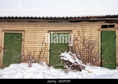 Drei grüne Holztüren auf ein altes Gebäude im Norden Finnlands. Die Muster der Türen sind sehr typisch für diese Teile des Landes. Die bui Stockfoto