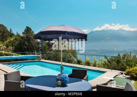 Schöne Terrasse mit Pool in einer Villa am See Stockfoto