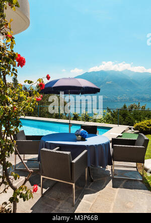 Schöne Terrasse mit Swimmingpool in einem Haus am See Stockfoto