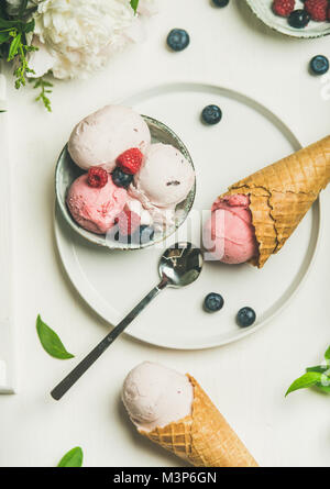 Rosa Erdbeere und Kokosnuss Eis Schaufeln, Ansicht von oben Stockfoto