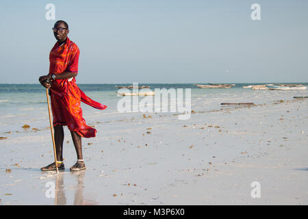 KIWENGWA, SANSIBAR - Dec 27, 2017: Porträt der Masai Mann in traditioneller Kleidung am Strand posieren, Kiwengwa, Sansibar Stockfoto