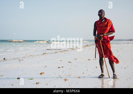 KIWENGWA, SANSIBAR - Dec 27, 2017: Porträt der Masai Mann in traditioneller Kleidung am Strand posieren, Kiwengwa, Sansibar Stockfoto