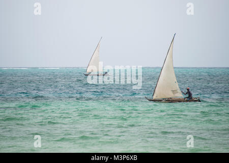 KIWENGWA, SANSIBAR - Dec 29, 2017: Fischer segeln auf traditionellen Holz- Fischen Boote im Indischen Ozean in der Nähe von Kiwengwa Dorf, Sansibar Stockfoto