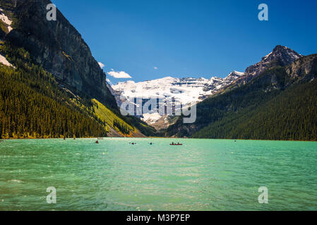 Lake Louise von Berggipfeln und Gletschern umgeben Stockfoto