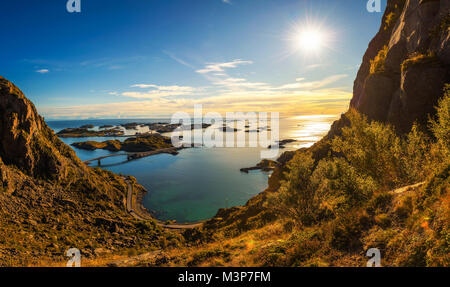 Blick vom Mount Festvagtinden oberhalb des Dorfes Henningsvær, Norwegen Stockfoto