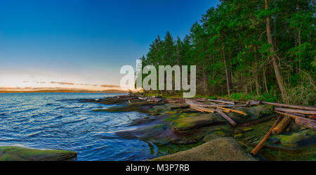 Einen malerischen Sonnenuntergang den Ausblick auf das Meer mit Blick auf die Meerenge von Georgia von Jack Point und Biggs Park in Nanaimo, British Columbia. Stockfoto