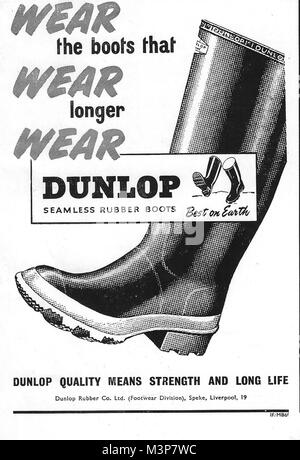 Dunlop Gummistiefel Anzeige, Werbung in Country Life Magazine UK 1951 Stockfoto