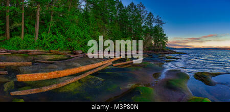 Einen malerischen Sonnenuntergang den Ausblick auf das Meer mit Blick auf die Meerenge von Georgia von Jack Point und Biggs Park in Nanaimo, British Columbia. Stockfoto