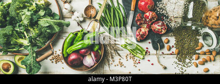 Winter vegetarisches Essen Zutaten zum Kochen auf weißem Hintergrund Stockfoto