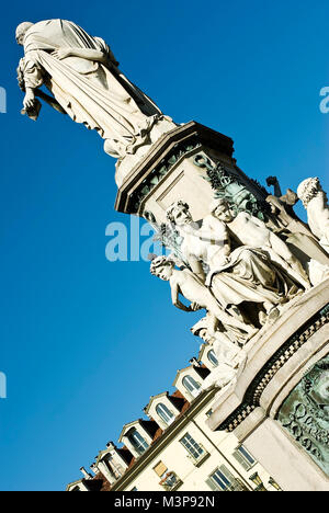 Italienische Architektur, Gebäude an der Piazza Carlo Emanuele II, das Denkmal zu Cavour, in Turin Stockfoto