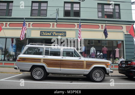 Jeep Grand wagoneer außerhalb der Insel Verfolgung Clothing Store newport rhode Island USA geparkt Stockfoto