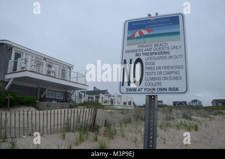 Warnschild am privaten Strand in Rhode Island New England, USA Stockfoto