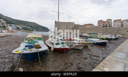 Dubrovnik, Kroatien - September 12,2017: Anzeigen Stadt Dubrovnik, die berühmten europäischen Reiseziel in Crotia. Selektiver Fokus und Erntegut Fragment Stockfoto