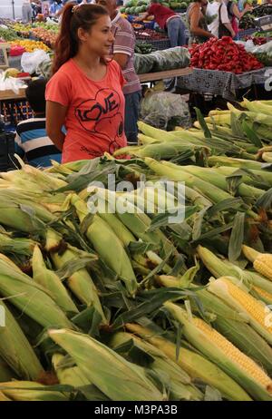 CALIS, Türkei - 6. August 2017: Frisches Obst und Gemüse für den Verkauf am lokalen Markt in Calis, Türkei, 6. August 2017 Stockfoto