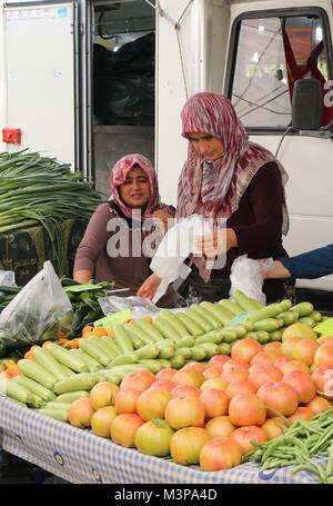 CALIS, Türkei - 6. August 2017: Frisches Obst und Gemüse für den Verkauf am lokalen Markt in Calis, Türkei, 6. August 2017 Stockfoto