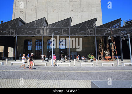 Äußere des neuen Zeitz MOCAA, in einem historischen Getreidesilo Gebäude, entworfen von Thomas Heatherwick, an der V&A Waterfront in Kapstadt, Südafrika Stockfoto