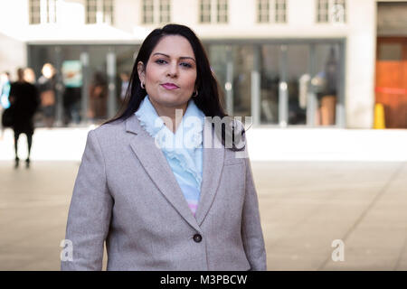 London, Großbritannien. 11. Februar 2018. Priti Patel verlassen BBC Broadcasting House nach Erscheinen auf der Andrew Marr Show. Credit: Vickie Flores/Alamy leben Nachrichten Stockfoto