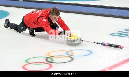 Gangneung, Südkorea. 12 Feb, 2018. Gangneung, Südkorea. 12 Feb, 2018. Tom Muirhead (GBR). Mens Curling Training. Pyeongchang Winter 2018 Olympics Gangneung Curling Center. Gangneung. Republik Korea. 12.02.2018. Credit: Sport in Bildern/Alamy leben Nachrichten Stockfoto