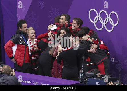 Pyeongchang, Südkorea. 12 Feb, 2018. Team Canada feiern gewinnen Goldmedaille Eiskunstlauf Team Event im 2018 PyeongChang Winter-olympischen Spiele, in Tainan Ice Arena, Südkorea, am 12.02.2018. Credit: Han Yan/Xinhua/Alamy leben Nachrichten Stockfoto