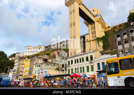 Salvador Bahia, Brasilien. 11 Feb, 2018. Warten die Menschen auf die lange Reihe der Fahrstuhl Lacerda für sich frei zu nehmen, da der Karneval in das historische Zentrum an der Spitze der Stadt. Credit: Ruben Ramos/Alamy Leben Nachrichten. Stockfoto