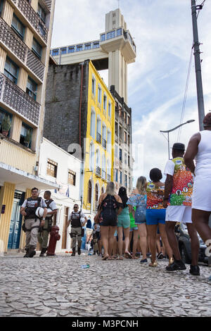 Salvador Bahia, Brasilien. 11 Feb, 2018. Menschen sind die ganze auf die lange Reihe der Fahrstuhl Lacerda für sich frei zu nehmen, da der Karneval in das historische Zentrum an der Spitze der Stadt. Die militärpolizei ist das Aufpassen der Linie. Credit: Ruben Ramos/Alamy Leben Nachrichten. Stockfoto