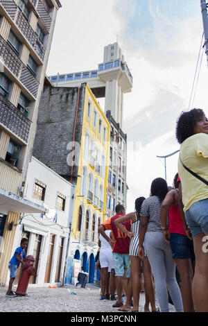 Salvador Bahia, Brasilien. 11 Feb, 2018. Menschen sind die ganze auf die lange Reihe der Fahrstuhl Lacerda für sich frei zu nehmen, da der Karneval in das historische Zentrum an der Spitze der Stadt. Credit: Ruben Ramos/Alamy Leben Nachrichten. Stockfoto