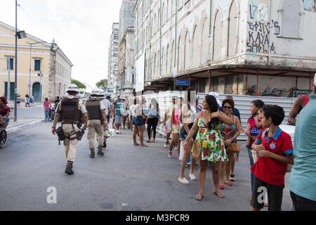 Salvador Bahia, Brasilien. 11 Feb, 2018. Menschen sind die ganze auf die lange Reihe der Fahrstuhl Lacerda für sich frei zu nehmen, da der Karneval in das historische Zentrum an der Spitze der Stadt. Die militärpolizei ist das Aufpassen der Linie. Credit: Ruben Ramos/Alamy Leben Nachrichten. Stockfoto