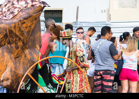 Salvador Bahia, Brasilien. 11 Feb, 2018. Eine strasse Karneval hüte Anbieter verkaufen bunte Hüte, während die Menschen die ganze auf der langen Linie sind die Fahrstuhl Lacerda für sich frei zu nehmen, weil der Karneval, das historische Zentrum an der Spitze der Stadt. Credit: Ruben Ramos/Alamy Leben Nachrichten. Stockfoto