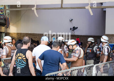 Salvador Bahia, Brasilien. 11 Feb, 2018. Der brasilianischen Militärpolizei prüfen die Leute am Eingang der Fahrstuhl Lacerda, bevor es Ihnen ermöglichen, an der Spitze der Stadt zu gehen, den Karneval zu feiern. Credit: Ruben Ramos/Alamy Leben Nachrichten. Stockfoto