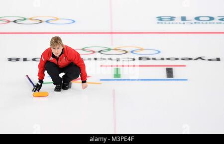 Gangneung, Südkorea. 12 Feb, 2018. Gangneung, Südkorea. 12 Feb, 2018. Kelly Schafer (GBR). Frauen Training. Pyeongchang Winter 2018 Olympics Gangneung Curling Center. Gangneung. Republik Korea. 12.02.2018. Credit: Sport in Bildern/Alamy leben Nachrichten Stockfoto