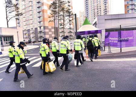 Pyeongchang, Südkorea. 12 Feb, 2018. Polizeibeamte in Pyeongchang, Südkorea, 12. Februar 2018. Credit: Peter Kneffel/dpa/Alamy leben Nachrichten Stockfoto