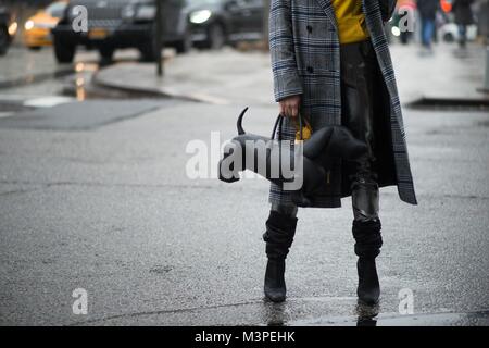 New York City, USA. 10 Feb, 2018. Ein schickes showgoer Ankommen für einen Runway Show während der New York Fashion Week - Apr 9, 2018 - die Credit: Runway Manhattan/Michelle Sangster | Verwendung weltweit/dpa/Alamy leben Nachrichten Stockfoto