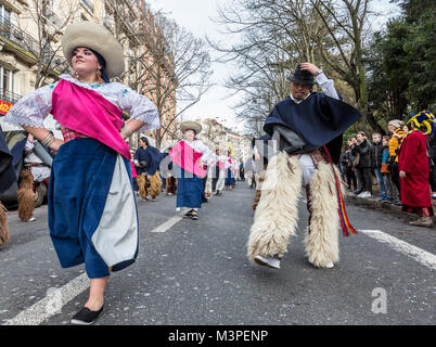 Paris, Frankreich. 11 Feb, 2018. Eine Gruppe von ecuadorianischen Tänzer führt auf der Straße während der Carnaval de Paris 2018. Credit: Radu Razvan/Alamy leben Nachrichten Stockfoto