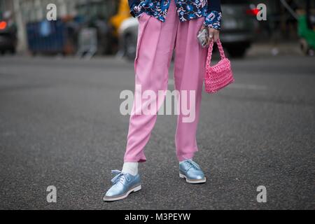 New York City, USA. 10 Feb, 2018. Caroline Vazzana ankommen für einen Runway Show während der New York Fashion Week - Mar 10, 2018 - Credit: Runway Manhattan/Michelle Sangster *** Für die redaktionelle Nutzung nur*** | Verwendung weltweit/dpa/Alamy leben Nachrichten Stockfoto