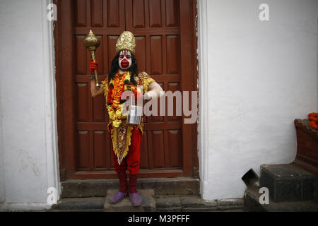 Kathmandu, Nepal. 12 Feb, 2018. Eine Person gekleidet, wie Lord Hanuman am Vorabend des Maha Shivaratri Festival in Pashupatinath Tempel in Kathmandu, Nepal stellt am Montag, 12. Februar 2018. Tausende von Sadhus aus Indien und Nepal kommen das Festival der Maha Shivaratri durch das Rauchen von Marihuana zu feiern, Verschmieren ihre Körper mit Asche und Gebete an die hinduistische Gottheit Lord Shiva gewidmet. Credit: Skanda Gautam/ZUMA Draht/Alamy leben Nachrichten Stockfoto