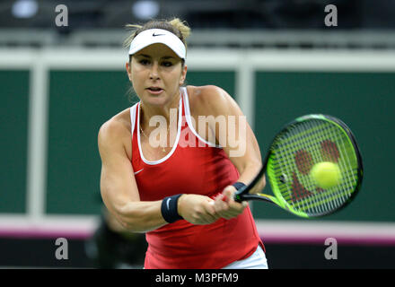 Prag, Tschechische Republik. 10 Feb, 2018. Swiss tennis player Belinda Bencic in Aktion gegen die Tschechische Barbora Strycova während des 2 einziges Spiel innerhalb der Tschechischen Republik vs Schweiz tennis Fed Cup Match, in Prag, Tschechische Republik, am Samstag, 10. Februar 2018. Credit: Katerina Sulova/CTK Photo/Alamy leben Nachrichten Stockfoto