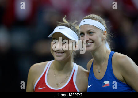 Prag, Tschechische Republik. 11 Feb, 2018. Swiss tennis player Belinda Bencic (links) und der Tschechischen Republik Petra Kvitova Pose vor dem 3 einziges Spiel innerhalb der Tschechischen Republik vs Schweiz tennis Fed Cup Match, in Prag, Tschechische Republik, am Sonntag, den 11. Februar 2018. Credit: Katerina Sulova/CTK Photo/Alamy leben Nachrichten Stockfoto