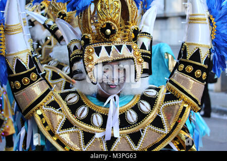 Aalst, Belgien. 11 Feb, 2018. Unbekannte Aalst Karneval feiern die Teilnehmer während der jährlichen Street Parade. Aalst Karneval ist von der UNESCO als ein Ereignis des Immateriellen Kulturerbes anerkannt. Credit: Imladris/Alamy Leben Nachrichten. Stockfoto