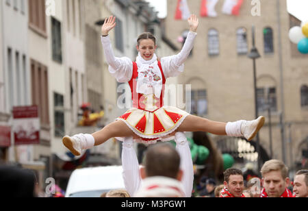 Tanzmariechen Tänzer nehmen Sie teil am Rosenmontag (Rosenmontag) Karnevalsumzug in Köln, Deutschland, 12. Februar 2018. Foto: Rolf Vennenbernd/dpa Stockfoto