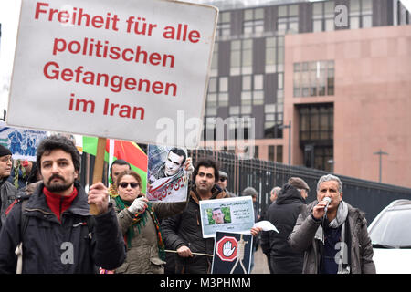 Berlin, Deutschland. 12 Feb, 2018. Menschen protestieren gegen die Rezeption der iranischen Botschaft im Maritim Hotel anlässlich des 39. Jahrestages der Iranischen Revolution, die iranische Botschaft in Berlin hat einige Politiker und Mitglieder des Bundestages zu einem Empfang im Hotel eingeladen. Quelle: Markus Heine/SOPA/ZUMA Draht/Alamy leben Nachrichten Stockfoto