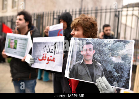 Berlin, Deutschland. 12 Feb, 2018. Demonstranten Plakate gesehen, während gegen den Empfang der iranischen Botschaft im Maritim Hotel protestieren anlässlich des 39. Jahrestages der Iranischen Revolution, die iranische Botschaft in Berlin hat einige Politiker und Mitglieder des Bundestages zu einem Empfang im Hotel eingeladen. Quelle: Markus Heine/SOPA/ZUMA Draht/Alamy leben Nachrichten Stockfoto