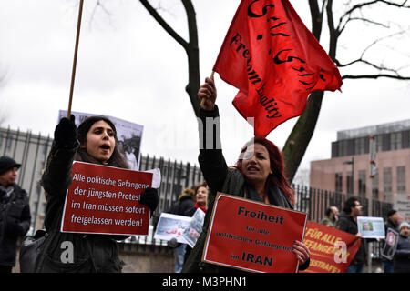 Berlin, Deutschland. 12 Feb, 2018. Demonstranten Plakate gesehen, während gegen den Empfang der iranischen Botschaft im Maritim Hotel protestieren anlässlich des 39. Jahrestages der Iranischen Revolution, die iranische Botschaft in Berlin hat einige Politiker und Mitglieder des Bundestages zu einem Empfang im Hotel eingeladen. Quelle: Markus Heine/SOPA/ZUMA Draht/Alamy leben Nachrichten Stockfoto