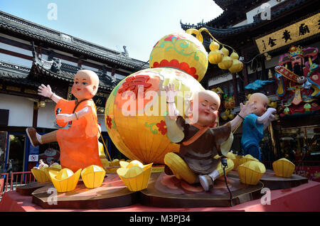 Shanghai, China. 12. Februar 2018. Wichtigste Feiertag in China: das Chinesische Neue Jahr, das Jahr des Hundes. Spezielle Dekoration, viel Glück Babys und alten Chinesischen Geld in Yuyuan am 12. Februar. Credit: Bartlomiej Magierowski/Alamy leben Nachrichten Stockfoto