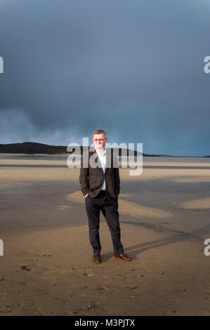 Ardara, County Donegal, Irland. 12. Februar 2018. Dr Breandán Mac Suibhne, Historiker und Autor. Sein jüngstes Buch, "Das Ende der Empörung: Post-Famine Anpassung der ländlichen Irland", war der Irish Times "Irish Non-Fiction Buch des Jahres" 2017. Das Buch ist in und um seiner Heimatstadt hier in Ardara. Credit: Richard Wayman/Alamy leben Nachrichten Stockfoto