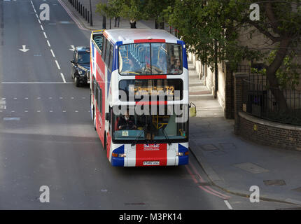 London, UK, 12. Februar 2018, blauer Himmel, als Kinder London zu Beginn der Herbstferien besuchen. Der Sightseeing Busse waren damit beschäftigt, wie Menschen warm und genießen Sie die Sehenswürdigkeiten und Wahrzeichen von London © Keith Larby/Alamy leben Nachrichten Stockfoto